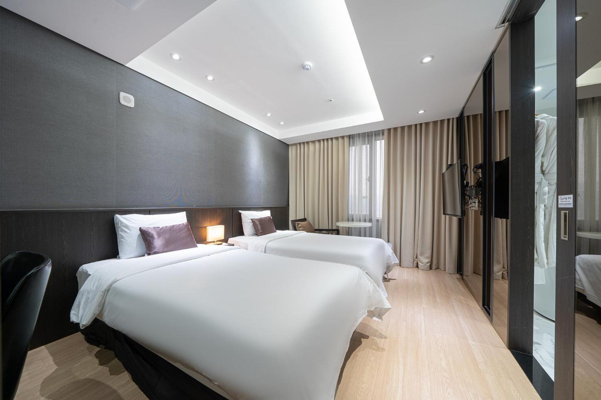 Ramada By Wyndham Yongin Hotel Exterior photo