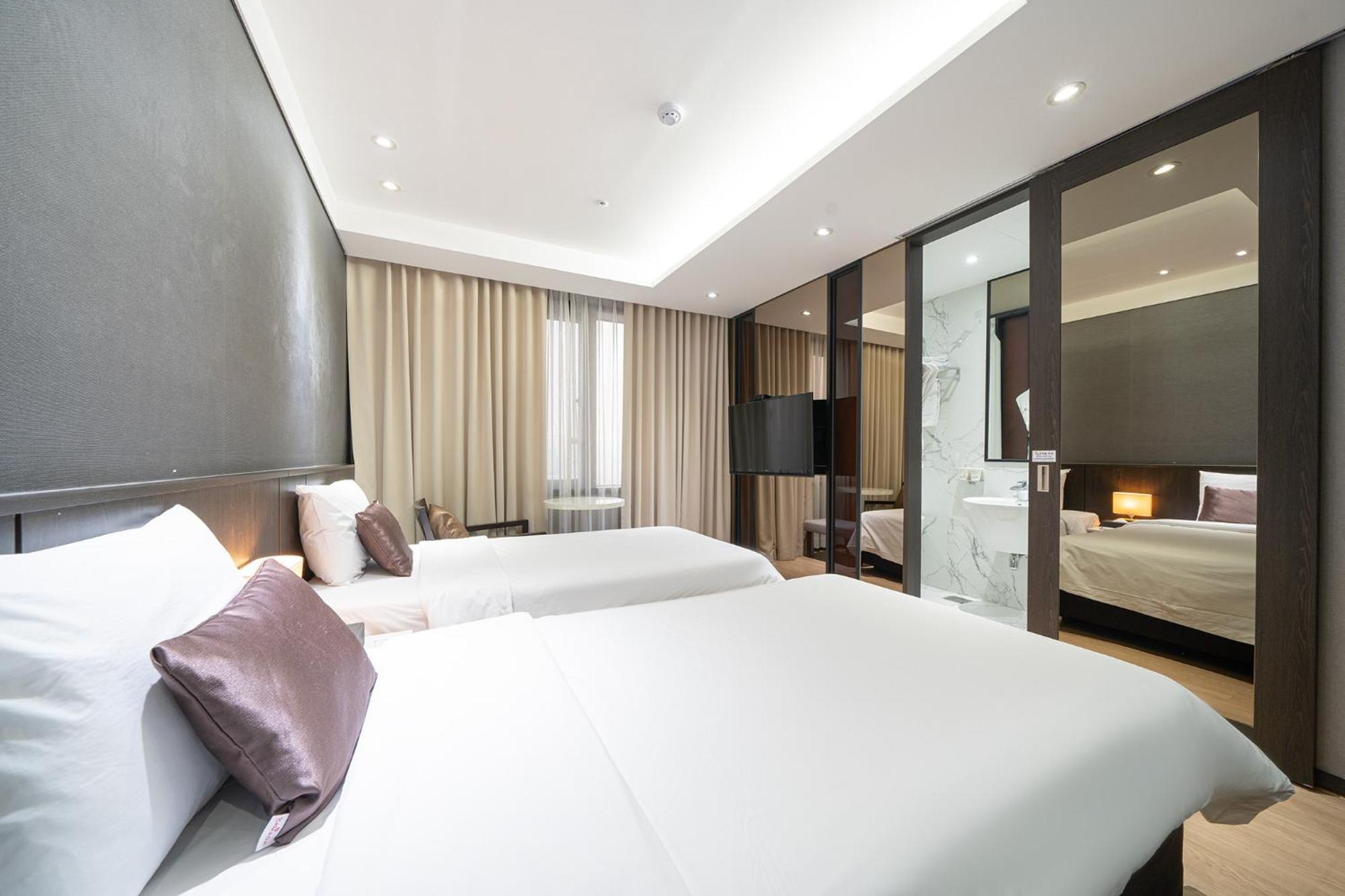 Ramada By Wyndham Yongin Hotel Exterior photo